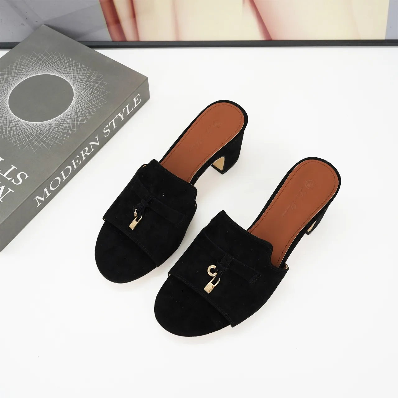 👟👟Ex-factory price 440👟👟 Genuine leather sole +30 suede sheepskin slippers with a strap decorated with Loro Piana My Charms charms and decorated with tone-on-tone stitching. Sophisticated and feminine, it pairs well with both city and resort looks. For those looking for an elegant upgrade, the summer glamor slipper is known for its slim open-back silhouette. size: 35-44 (custom-made sizes 43 and 44 are non-returnable) Upper: imported suede sheep leather (sheep), cowhide ostrich pattern, cowhide snake pattern Lining: imported high-grade mixed sheep silk Heel height: 5.5CM